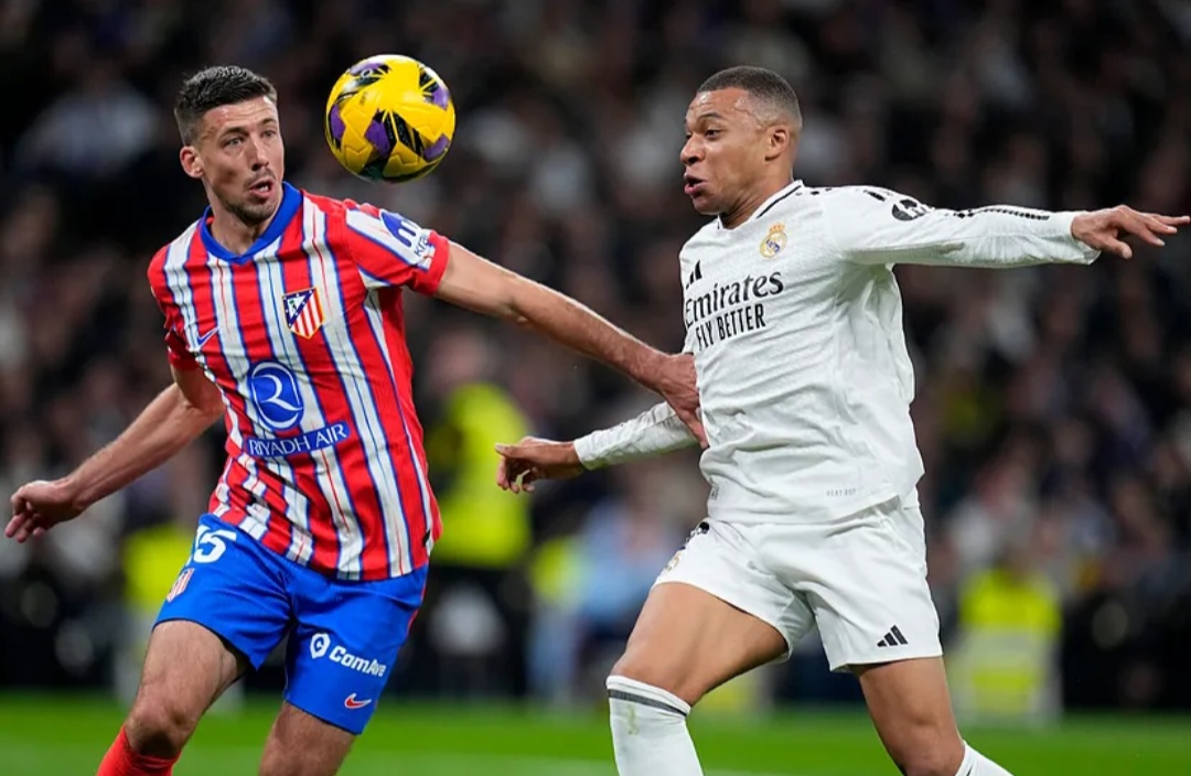 Clement Lenglet dari Atletico Madrid berebut bola dengan Kylian Mbappe dari Real Madrid. LAPRESSE