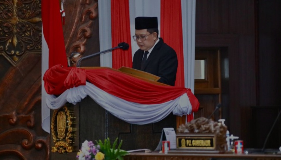 Penjabat (Pj) Gubernur Jawa Timur Adhy Karyono saat menyampaikan jawaban eksekutif atas pandangan umum fraksi DPRD Provinsi Jawa Timur terhadap Raperda tentang Perseroda Jatim JGU dan Jamkrida.
