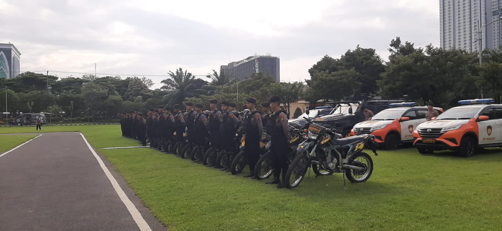 Persiapan operasi keselamatan di Polda Jawa Timur. (Suryanto/Radar Surabaya)