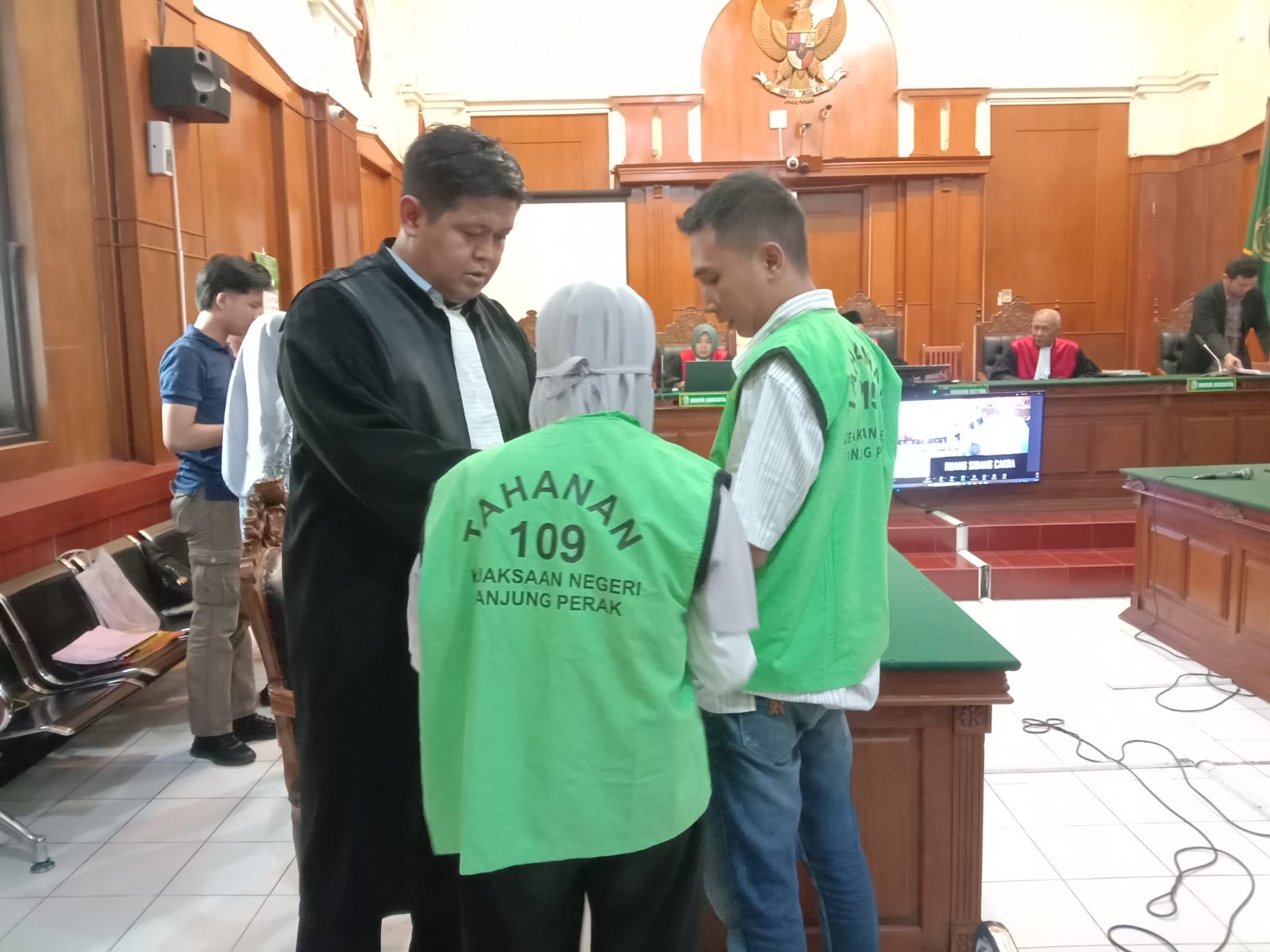 Dua terdakwa kasus penipuan berkedok kerja sama dengan Unesa disidang di PN Surabaya. (Fajar/Radar Surabaya)