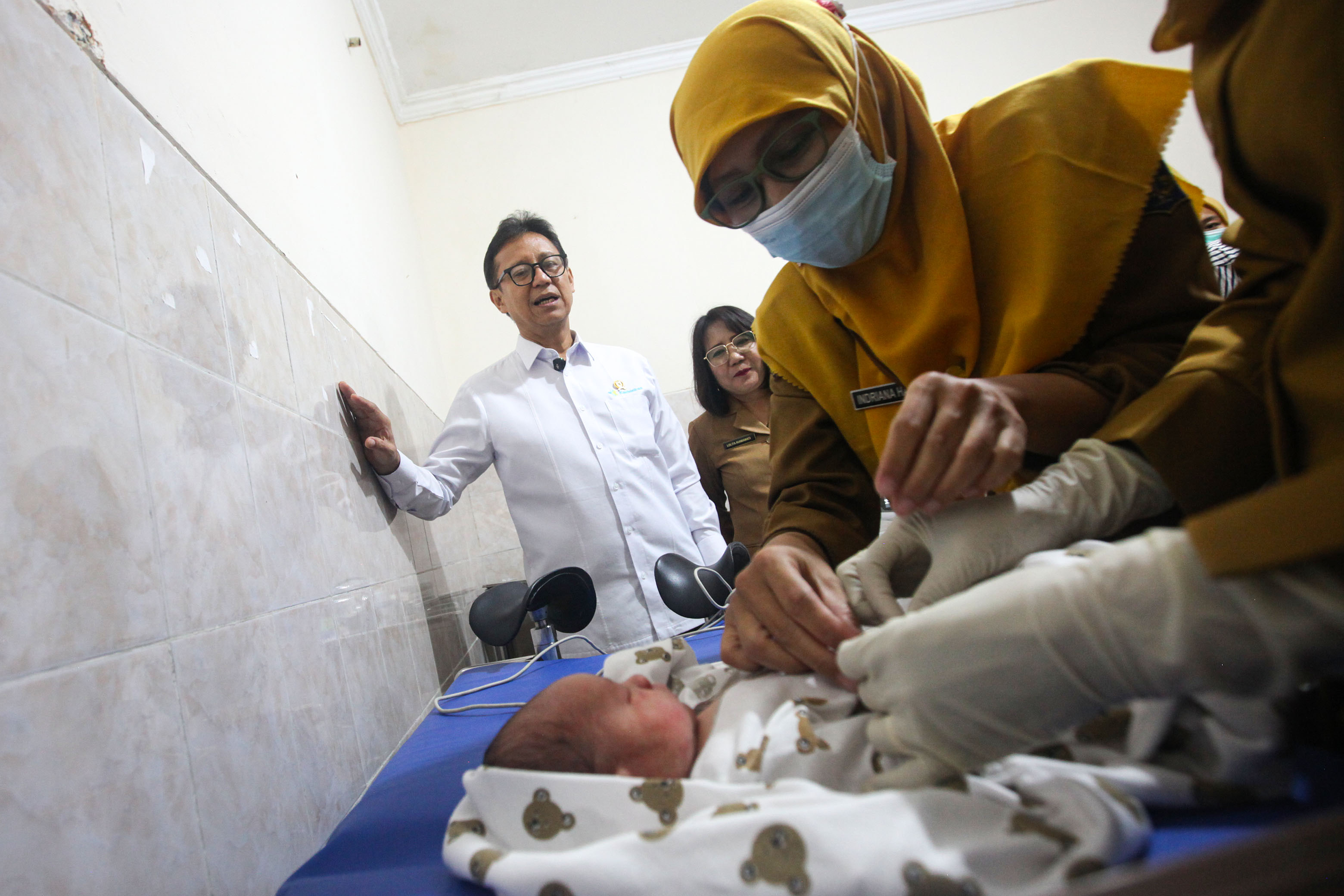 Menkes Budi Gunadi Sadikin saat meninjau pelaksanaan CKG di Puskesmas Manukan Kulon, Surabaya, Senin (10/2).