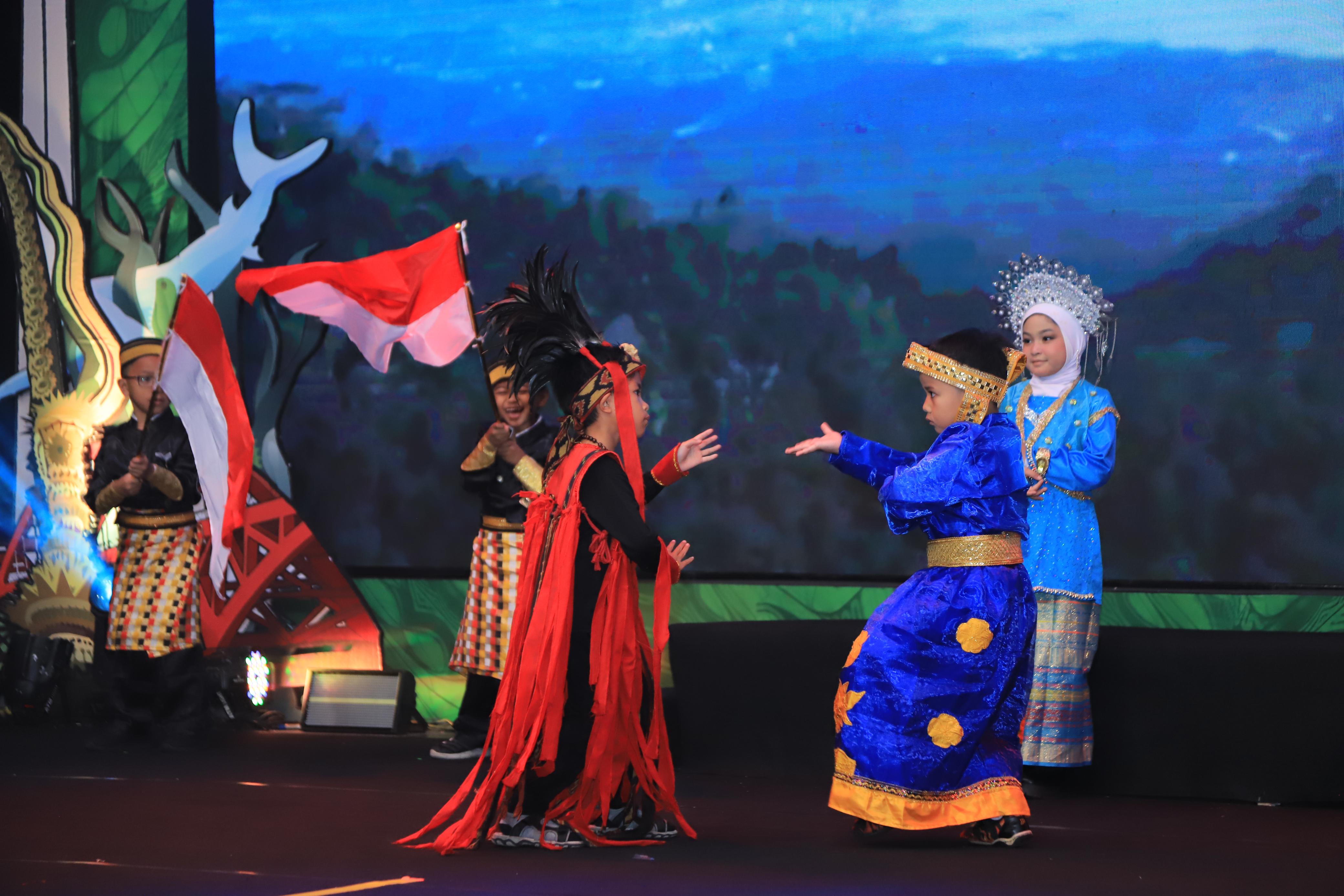 BUDAYA: Salah satu penampilan siswa siswi dalam pagelaran seni Wonderful Nusantara yang digelar oleh SD Islam Al-Azhar Kelapa Gading (Alazka) Surabaya di di Gedung Cak Durasim Surabaya, Sabtu (8/2).