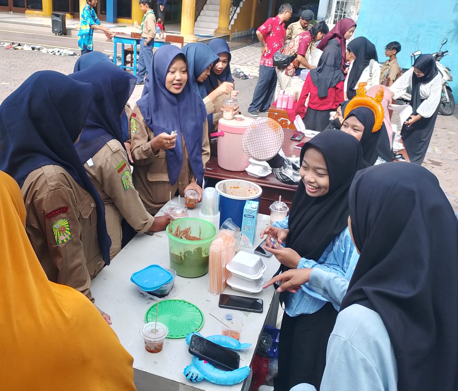 BELAJAR WIRAUSAHA: Siswa siswi MTs Muhammadiyah 19 Surabaya menggelar acara bazar dan seni bertemakan Toleransi dan Keberagaman Budaya di halaman sekolah, Senin (10/2).