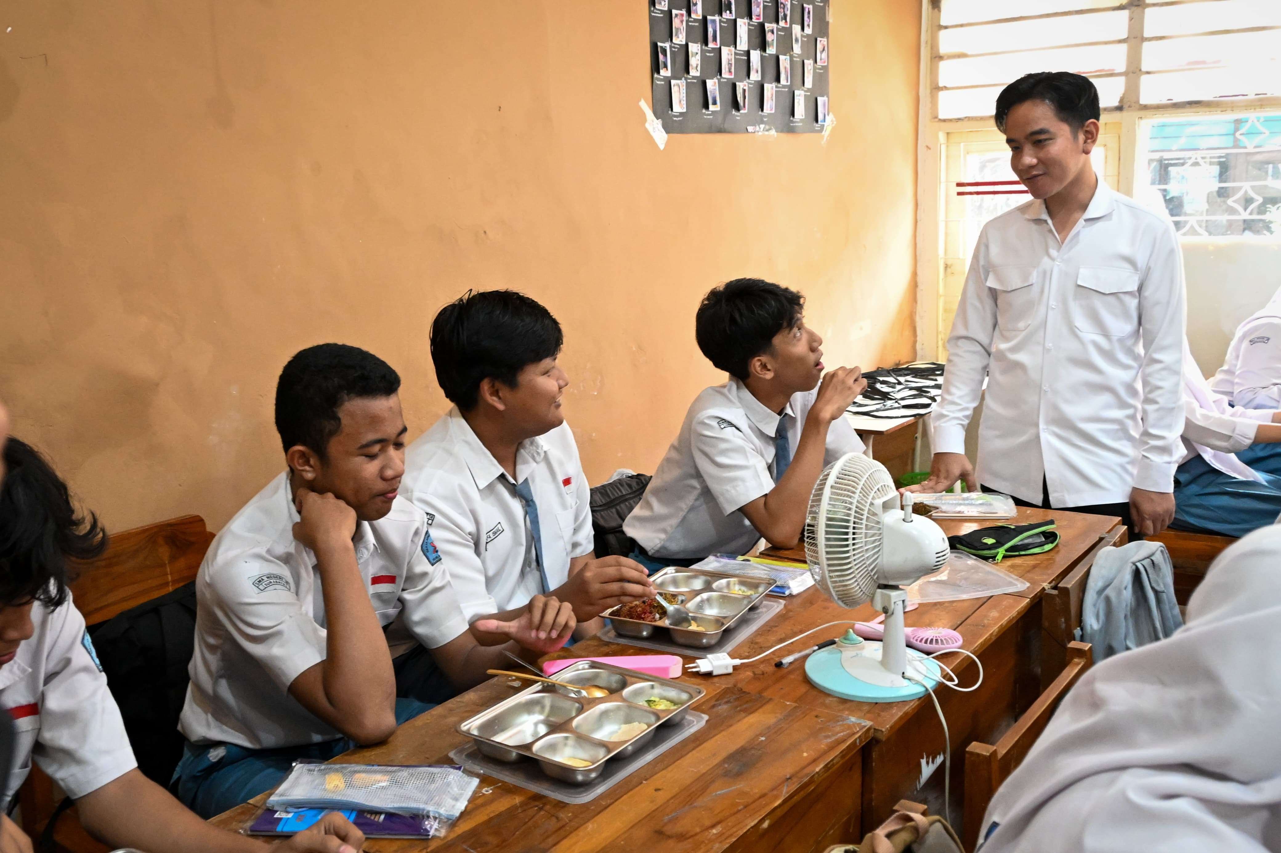 SAPA SISWA: Wakil Presiden Gibran Rakabuming saat meninjau program MBG di SMAN 10 Surabaya.