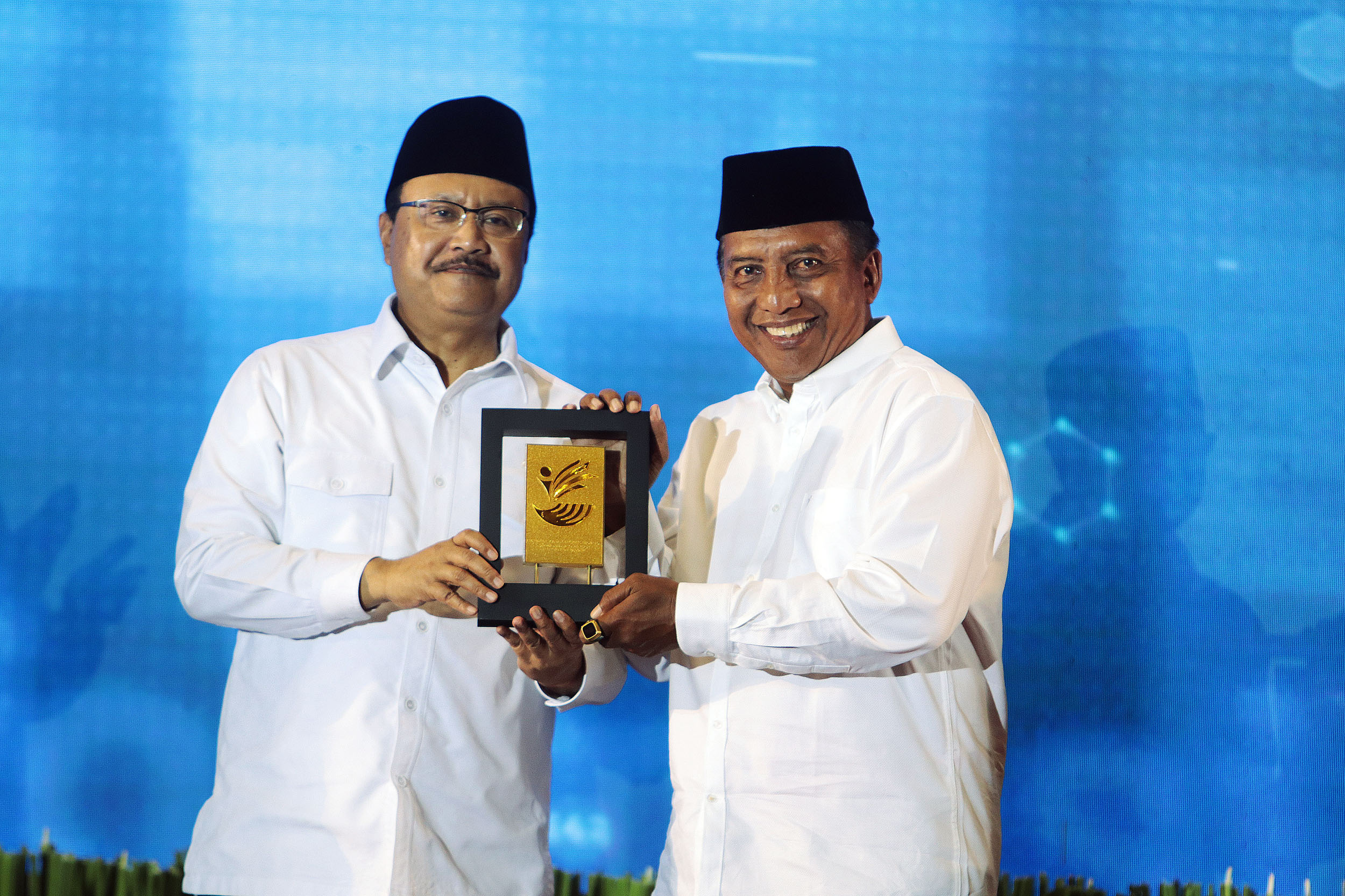KERJA SAMA: Mensos Saifullah Yusuf menerima cendera mata dari Ketua Forum Rektor Indonesia, Nurhasan dalam Penandatanganan MoU Kemensos dan Forum Rektor Indonesia di Graha Unesa, Senin (10/2).