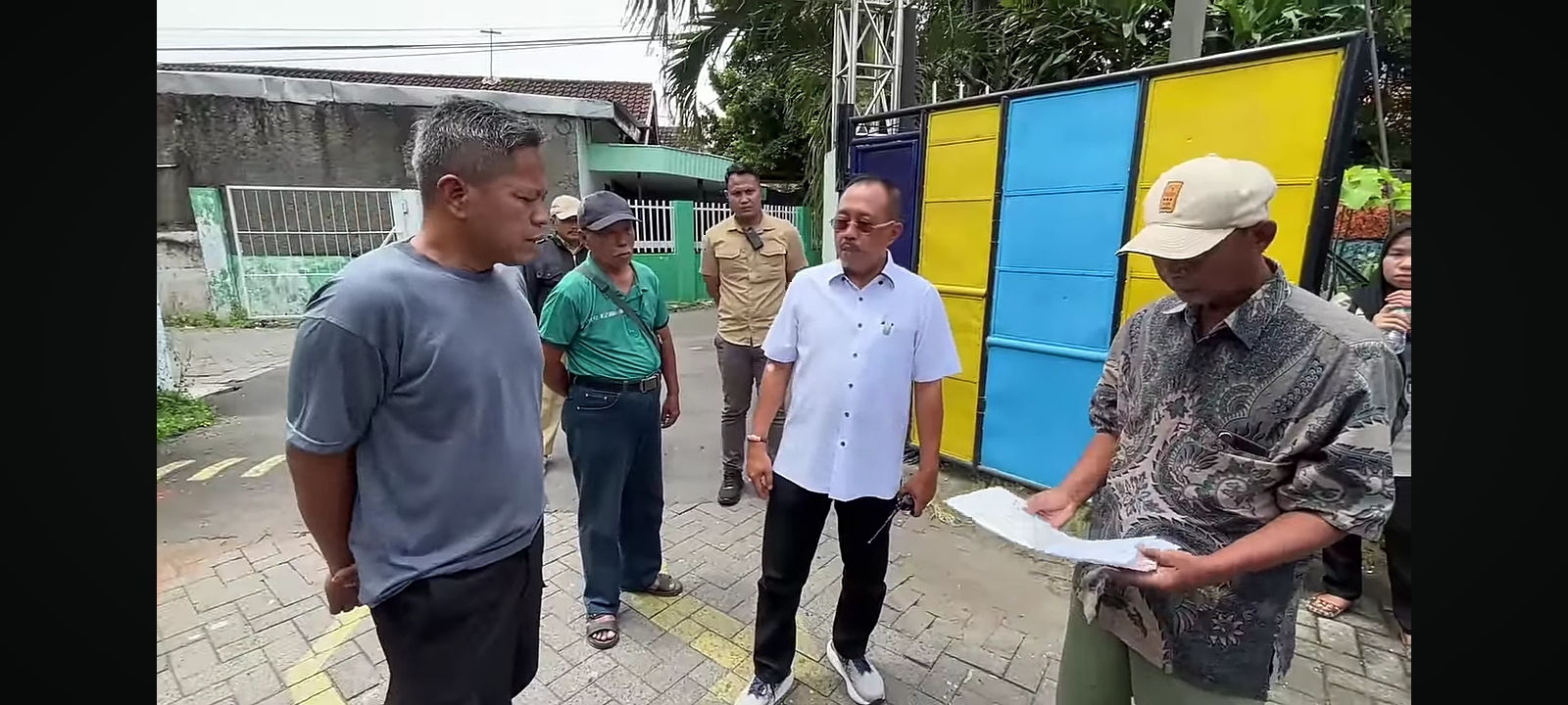 Wakil Wali Kota Surabaya Armuji melakukan sidak di Jalan Gayungan I, Surabaya, terkait jalan umum yang diperjual belikan.