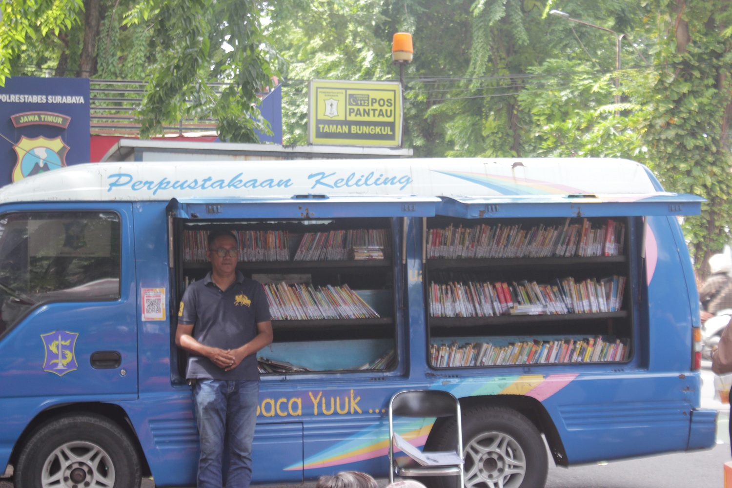 Mobil perpustakaan keliling yang di sela gelaran Car Free Day (CFD) di Jalan Raya Darmo, Surabaya.&nbsp;