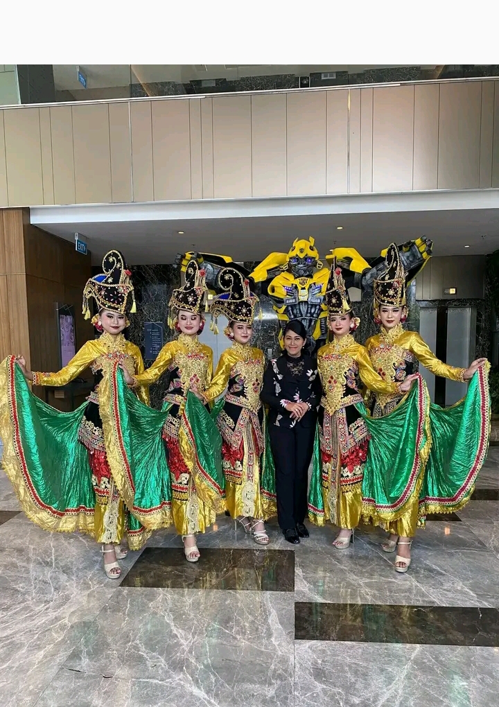 Sri Mulyani bersama para penari asuhannya yang menyajikan Tari Salam Wulandaru di Surabaya. (IST)
