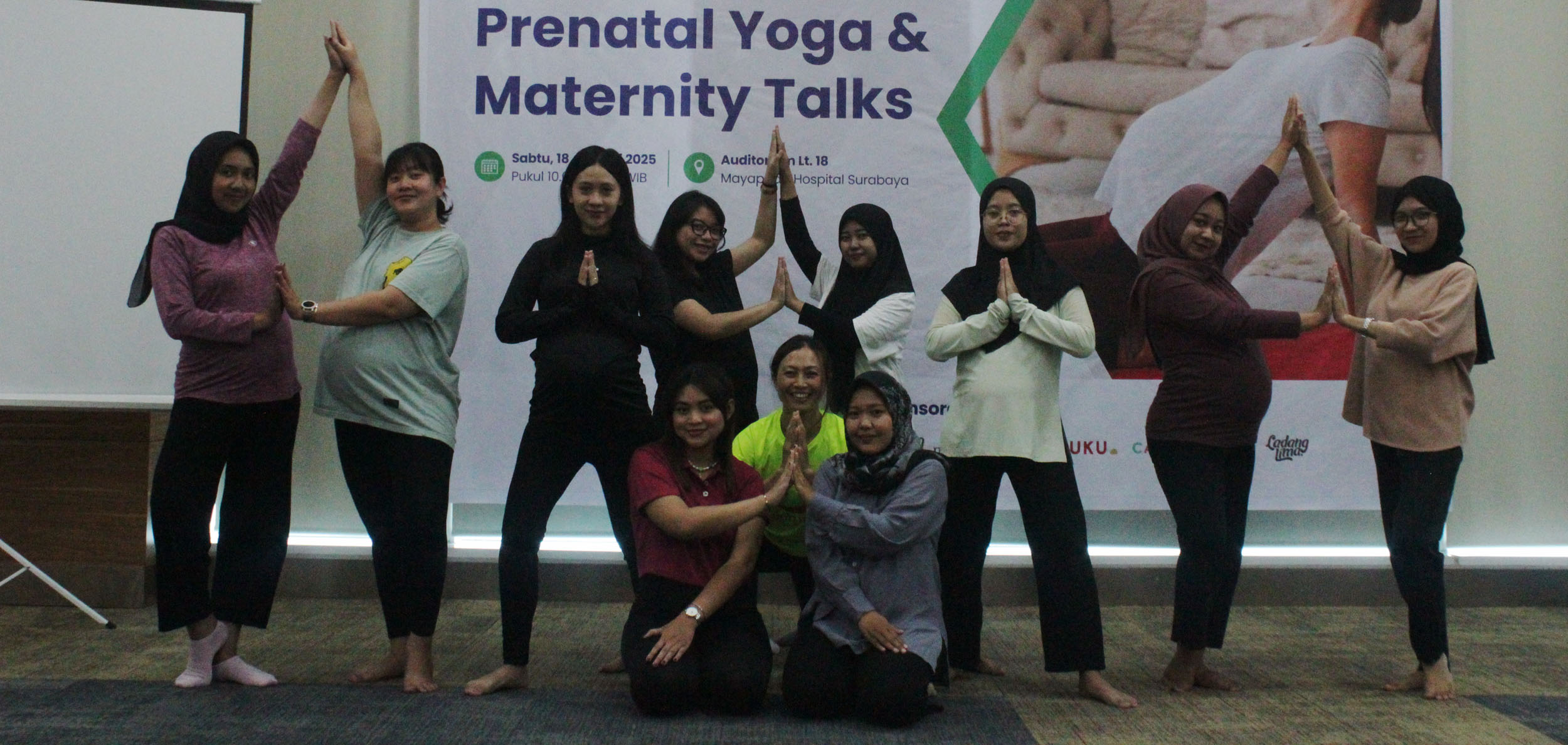 Para ibu hamil mengikuti kelas Yoga Prenatal, sebagai metode relaksasi dan menjaga kesehatan ibu hami di RS Mayapada Surabaya.