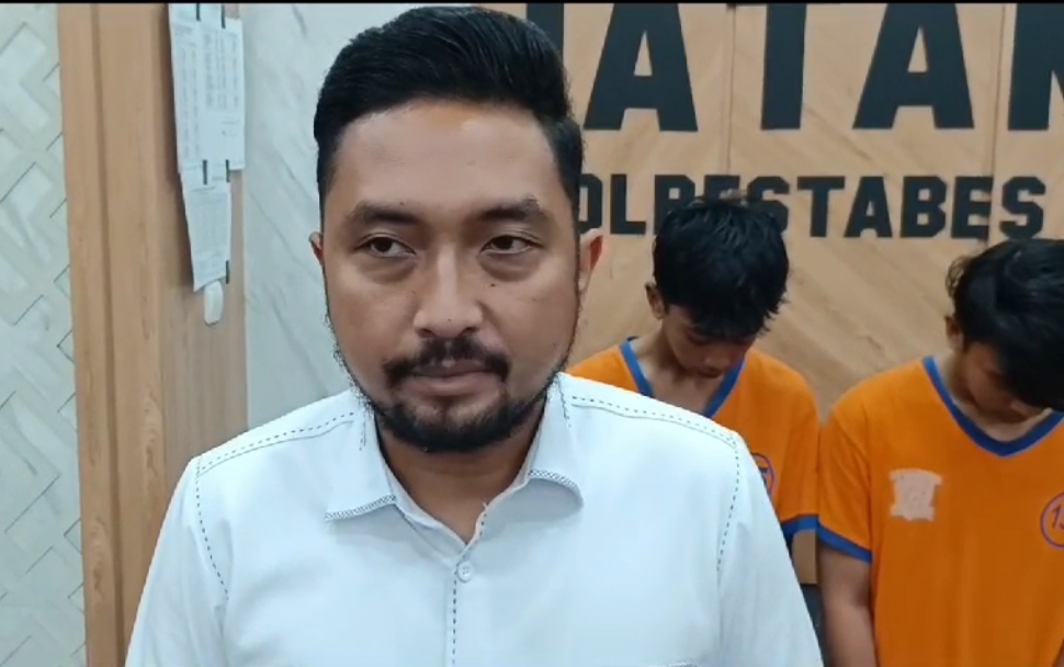 Dua oknum pesilat diamankan gegara keroyok pemuda di Banjarsugihan Surabaya. (Mahrus/Radar Surabaya)