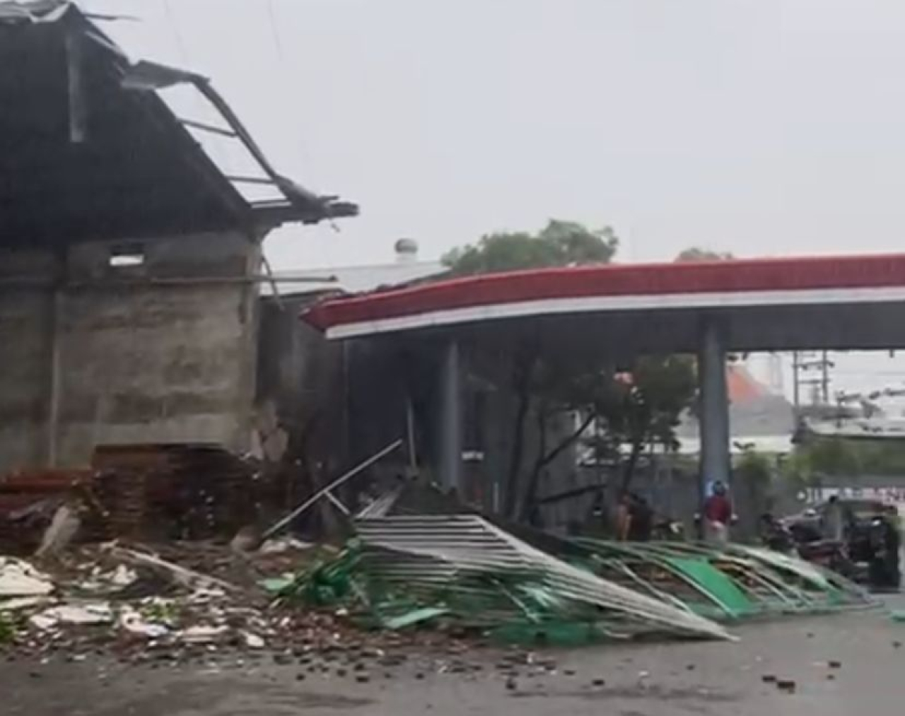 Salah satu bangunan yang roboh akibat terjangan angin kencang di Surabaya. (IST)