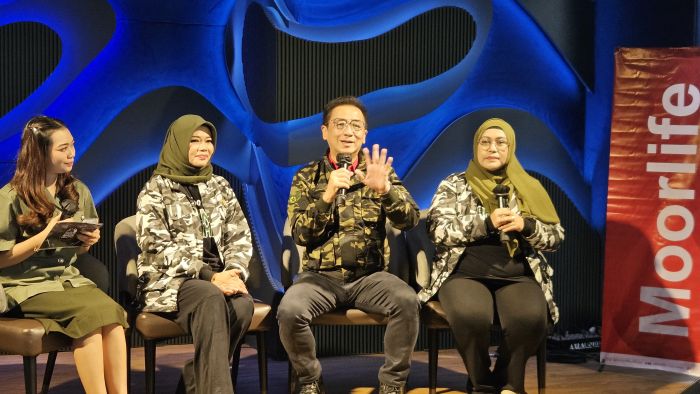 KEJAR PERTUMBUHAN: Hermanto Tanoko (dua dari kanan) bersama pimpinan Moorlife optimis penjualan tahun ini akan naik tiga kali lipat karena pasar plastic ware cukup besar dan terus berkembang.