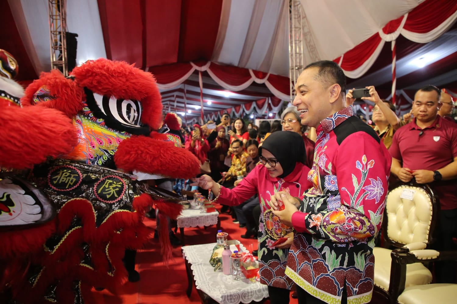 Wali Kota Surabaya Eri Cahyadi bersama istri menikmati pertunjukan barongsai dalam perayaan Cap Go Meh Nusantara 2025 di Balai Kota Surabaya, Rabu (12/2) malam.