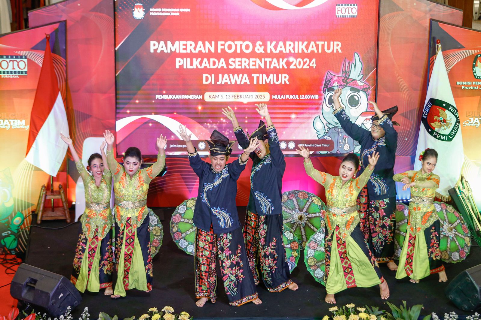 Anak-anak disabilitas menampilkan Tari Silih Asih di Royal Plaza Surabaya. (PFI SURABAYA)