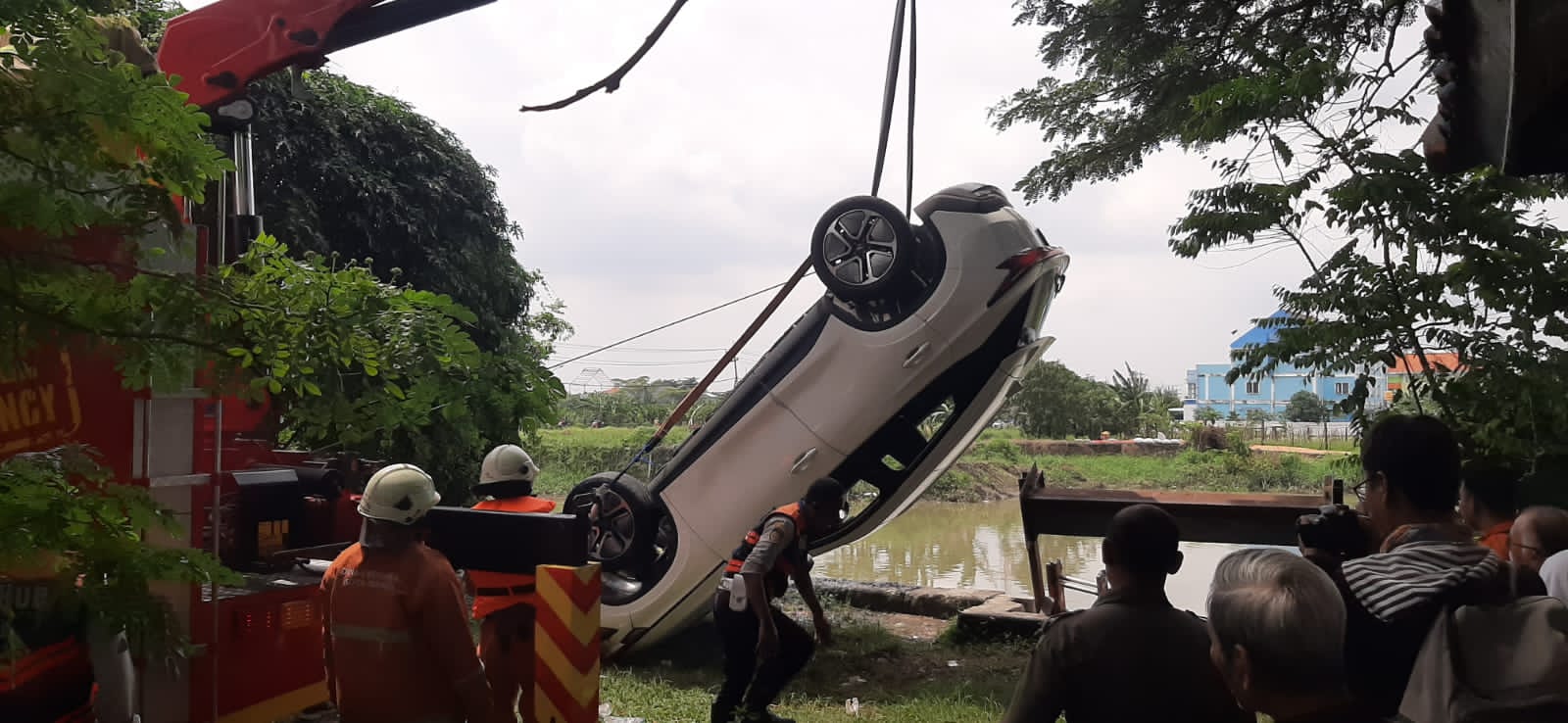 Evakuasi mobil listrik di Babatan Pratama Surabaya. (Mahrus/Radar Surabaya)