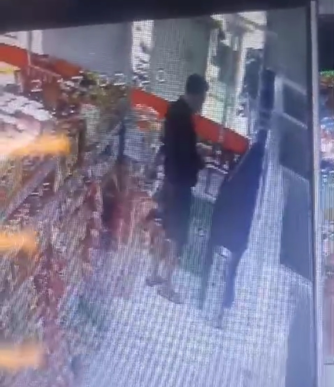 Pelaku terekam CCTV saat mengambil uang milik AS di mesin ATM minimarket Jalan Sememi, Benowo Surabaya. (IST)