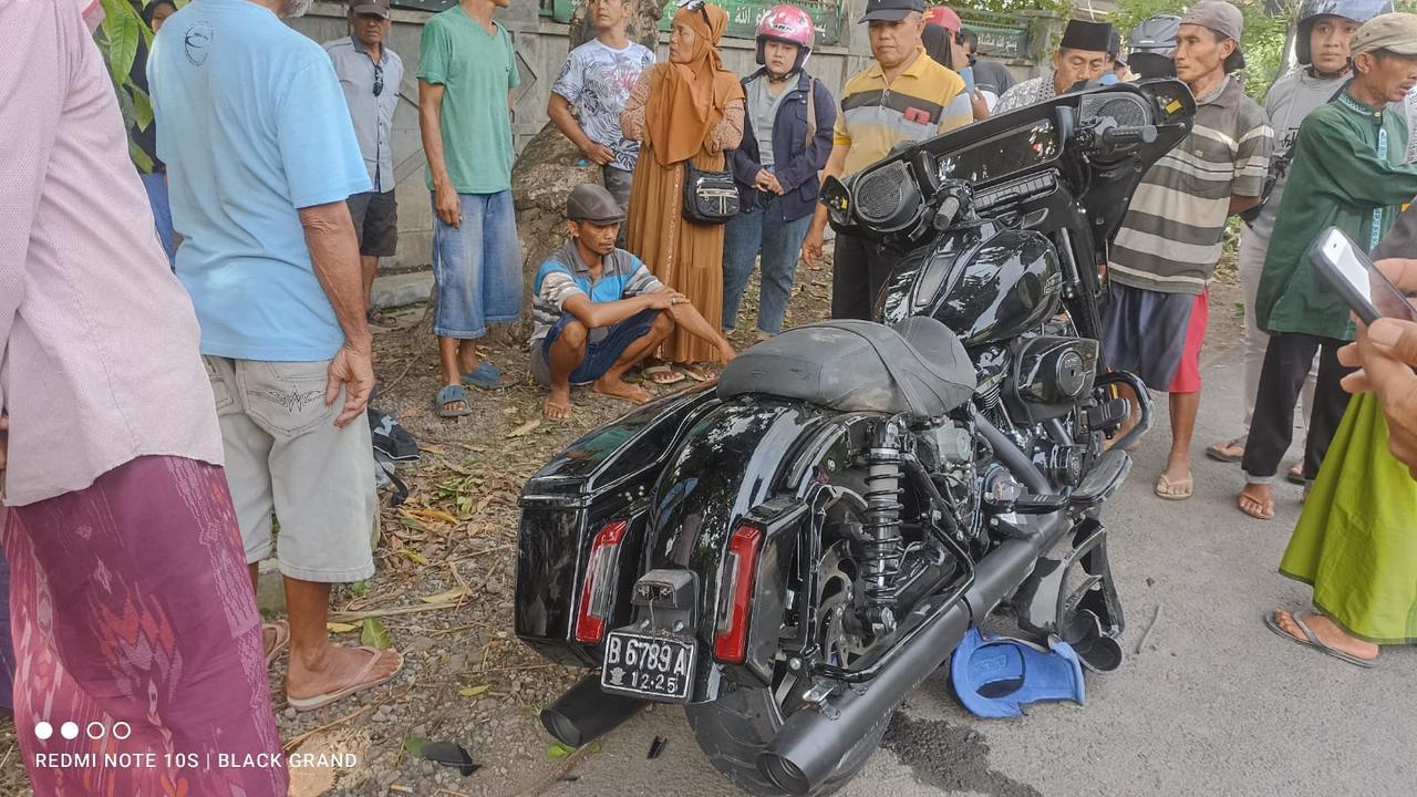 Motor gede yang ditumpangi Renville Antonio selepas kecelakaan di Asembagus Situbondo. (IST)