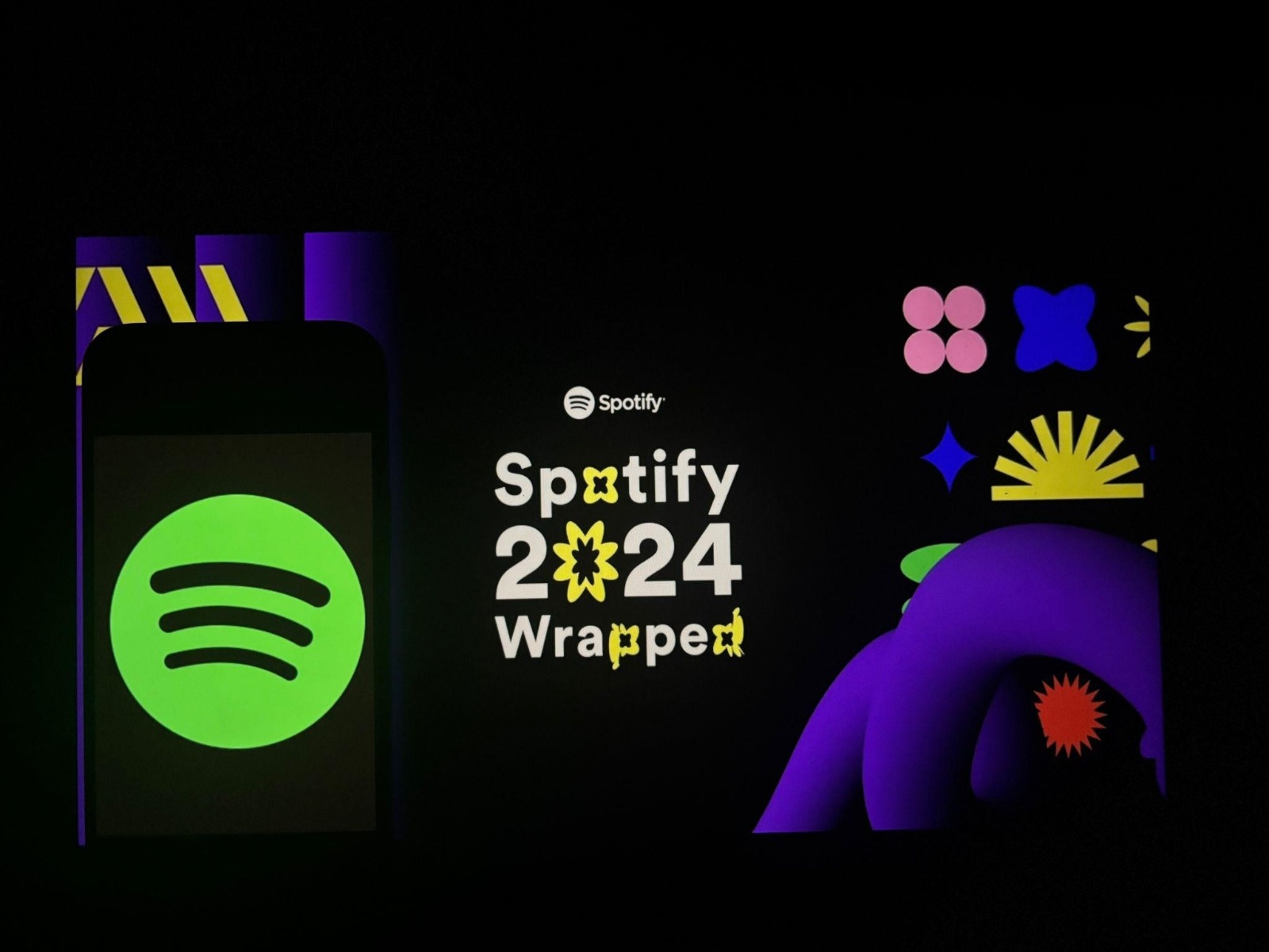 Sumber: https://www.shutterstock.com/id/image-photo/toronto-canada-december-1-2024-spotify-2553079229