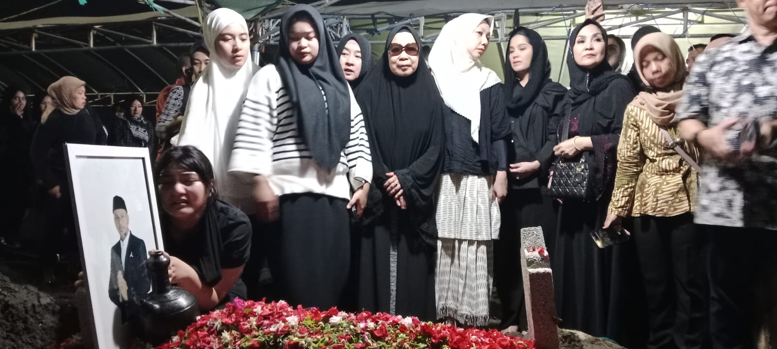 Kayla, putri Almarhum Renville Antonio saat menangis di pusara ayahnya di TPU Keputih.