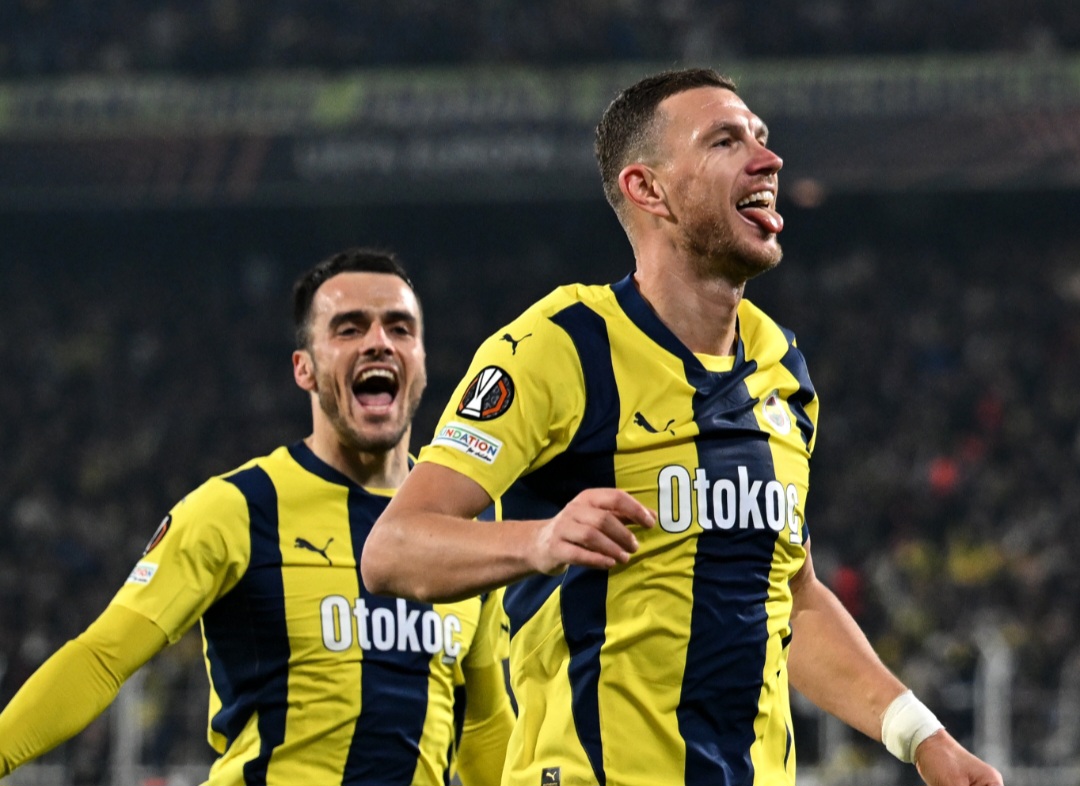 Striker gaek Edin Dzeko sumbang gol untuk kenangan Fenerbahce.