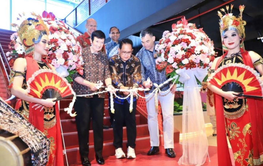 Pj Gubernur Jatim Adhy Karyono (tengah) saat meresmikan Western Sydney University (WSU) di Surabaya,