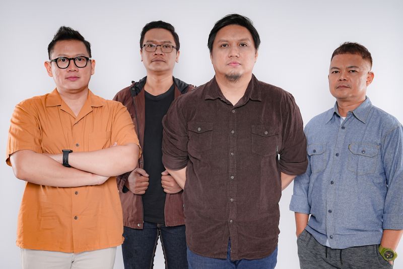 Anggota grup band Jikustik dari kiri ke kanan, Adhit (Keyboard),Dadik (Gitar), Icha Aji (Vokal&Bass) & Carlo (Drum)
