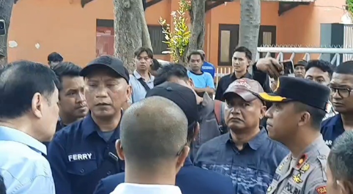 &nbsp;Kuasa hukuman berdebat dengan juru sita PN Surabayajelang eksekusi rumah di Jalan dr Soetomo 55 Surabaya. (IST)