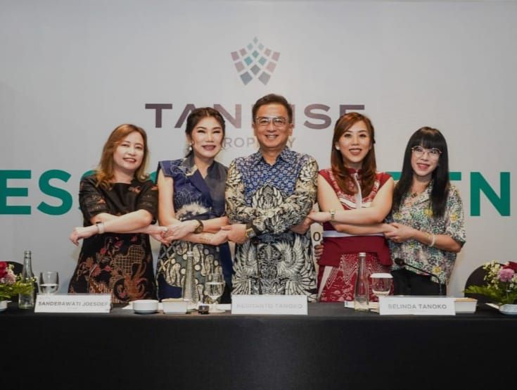 KIAN AGRESIF: Belinda Tanoko (dua dari kanan) dan Hermanto Tanoko, Direksi dan Komisaris Tanrise Property jelaskan, di 2025 makin agresif kembangkan sejumlah proyek strategis kejar pendapatan Rp 800 M
