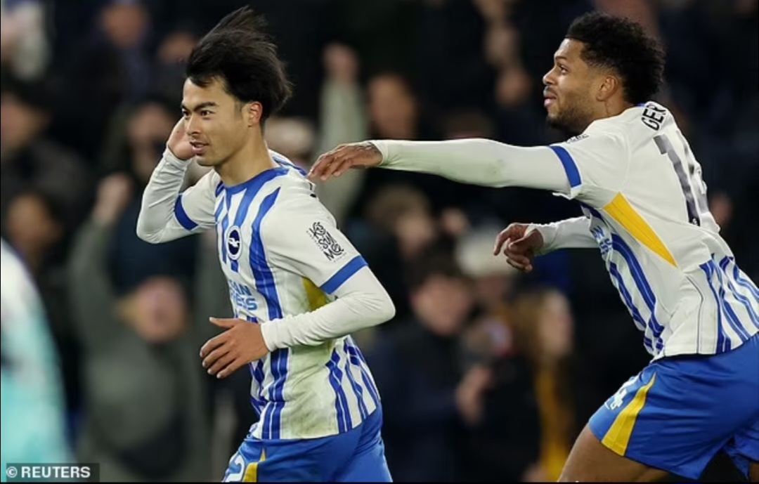 Brighton menang mudah atas Chelsea dengan skor 3-0 di kandang sendiri setelah gol pembuka ajaib Kaoru Mitoma (kiri).