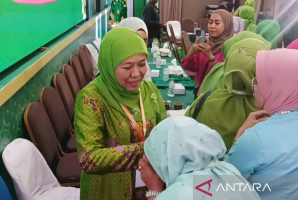 Khofifah Indar Parawansa menerima ucapan selamat dari peserta kongres setelah terpilih sebagai Ketua Umum Dewan Pembina Muslimat NU periode 2025-2030 di Surabaya, Sabtu (15/2/2025)