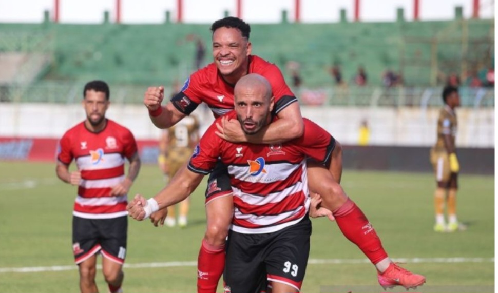 Youssef Ezzejjari Lhasnaoui (bawah) berselebrasi bersama rekannya Luiz Marcelo Morais Dos Reis (atas) usai mencetak gol ke gawang Dewa United FC.