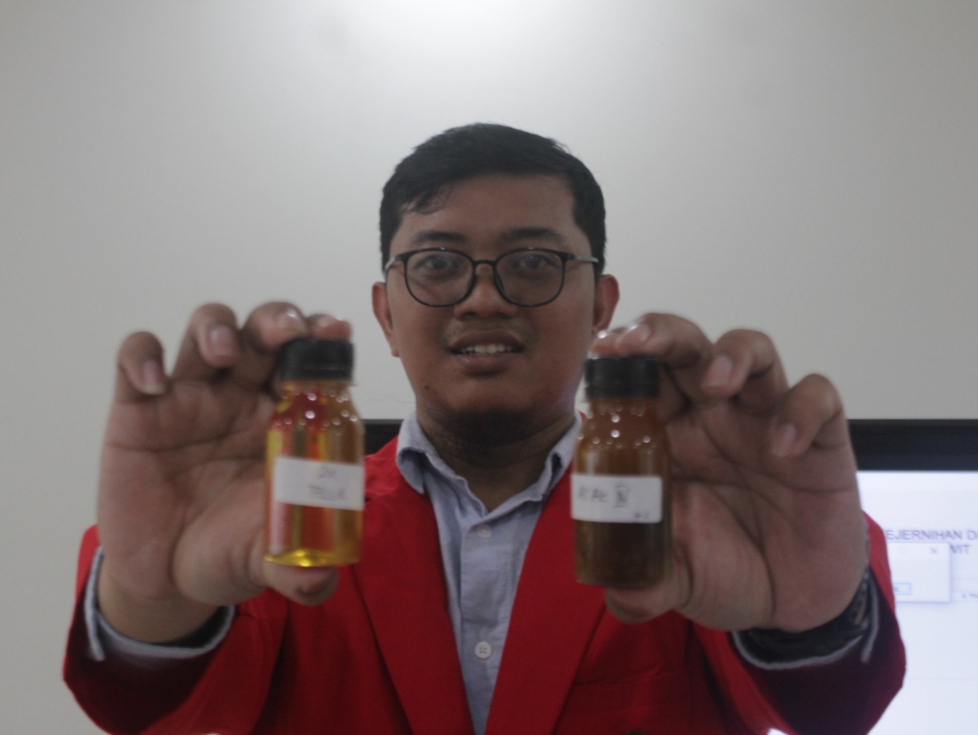 Adhitiya Dwijaya Ariyanto, mahasiswa Untag Surabaya menunjukkan hasil analisis kualitas minyak goring dengan metode fuzzy logic.