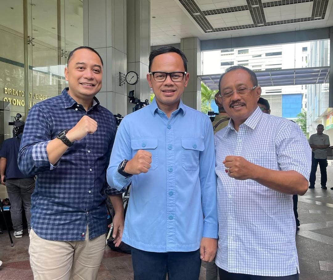 SIAPKAN STRATEGI: Wali Kota Surabaya Eri Cahyadi dan Wawali Surabaya Armuji bersama Wamendagri Bima Arya Sugiarto saat menjalani tes kesehatan di gedung Kemendagri Jakarta.