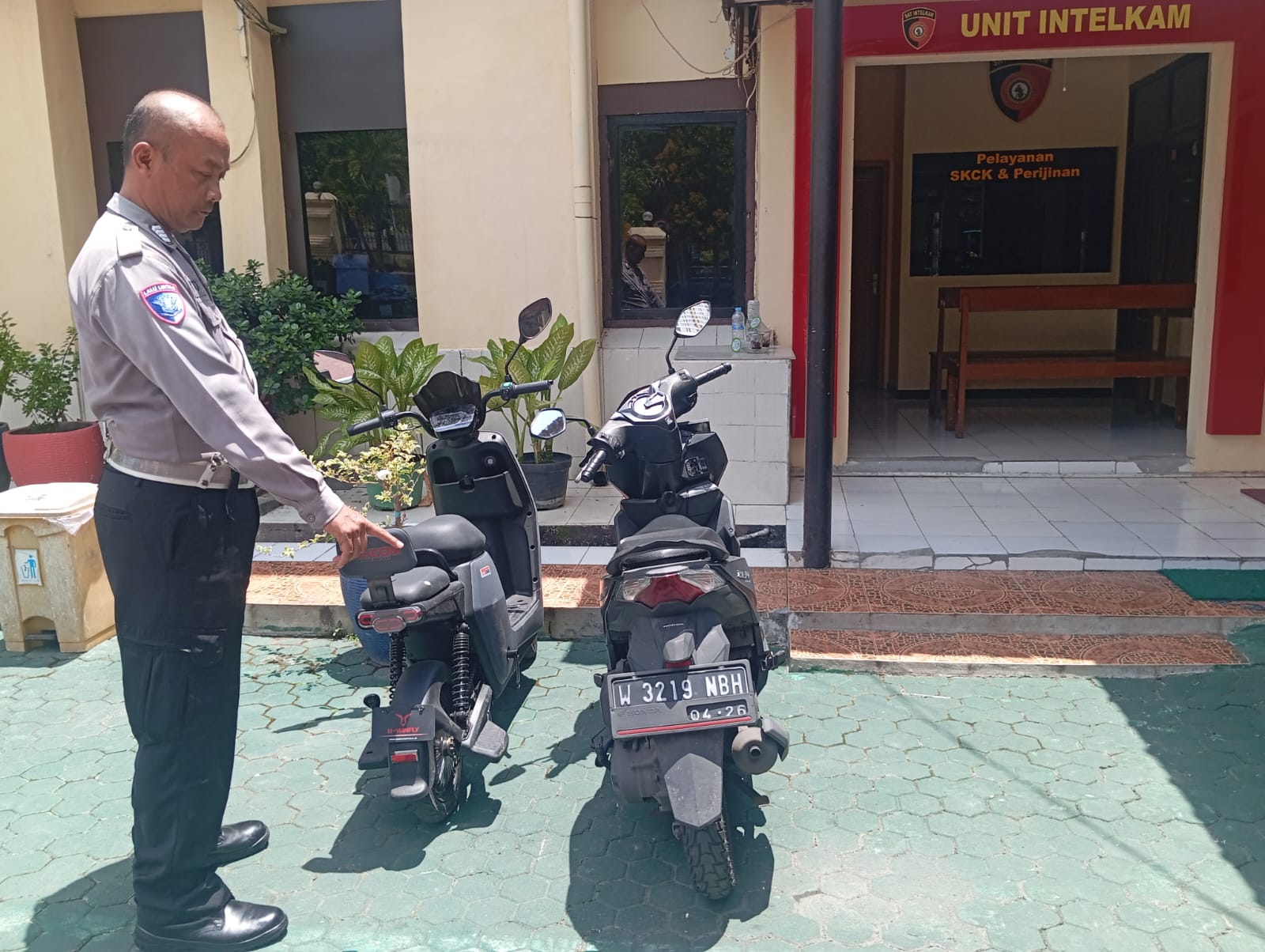 Sepeda listrik dan motor disita usai tabrakan di Surabaya. (IST)