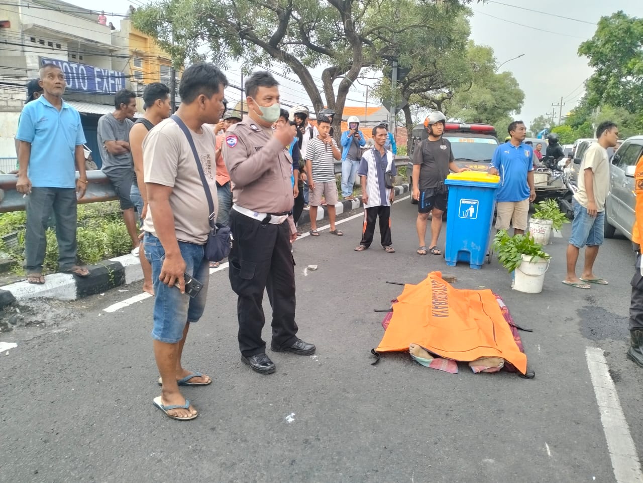 Petugas evakuasi jenazah korban di Jalan Banyu Urip Surabaya. (IST)