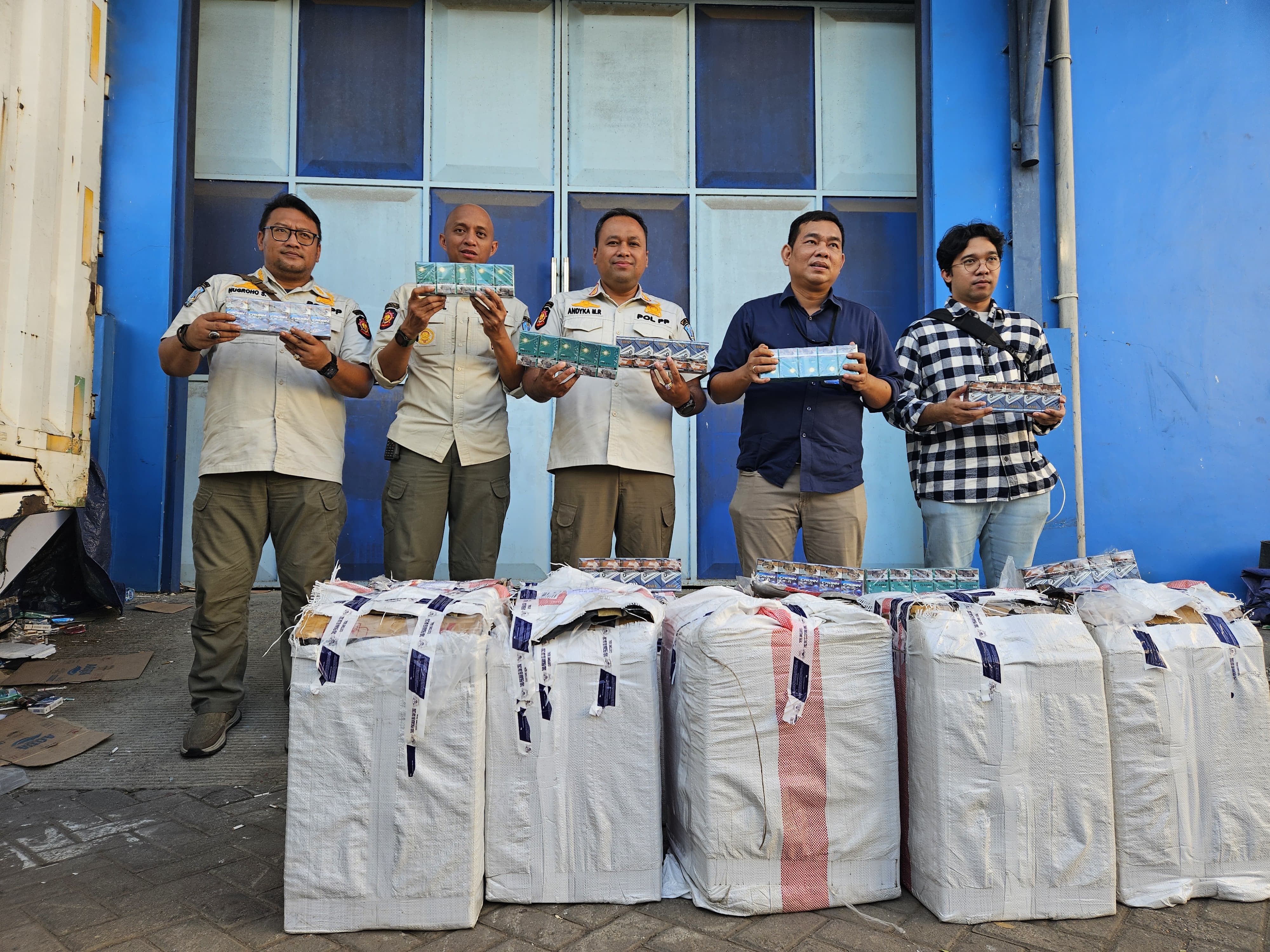 Petugas menunjukkan hasil penertiban rokok ilegal.