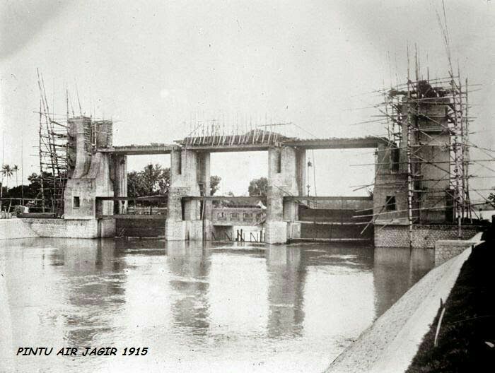 PROYEK BESAR: Pintu air Jagir Wonokromo sekitar tahun 1915 saat proses pembangunan.