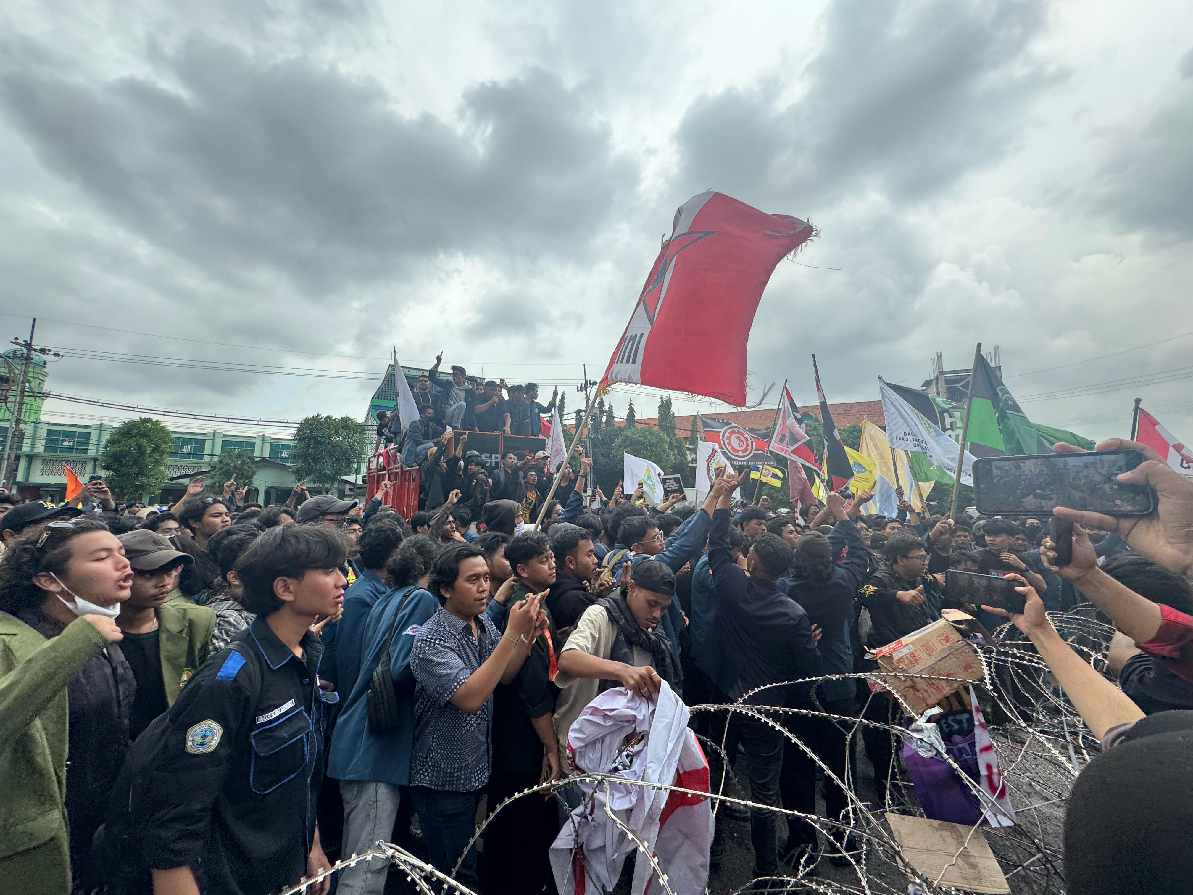 Demo mahasiswa di depan DPRD Jawa Timur, Senin (17/2) menyikapi kondisi negara yang tidak baik-baik saja.