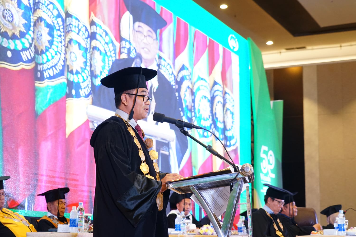 Rektor Universitas Muhamadiyah Surabaya, Mundakir memberikan sambutan dalam Wisuda ke-52, di hadapan 666 wisudawan di Dyandra Dyandra Convention Center, Senin (17/2).