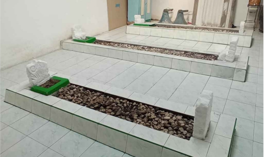 MASIH TERAWAT: Tiga makam tua diduga berusia sekitar 400 tahun masih ada di Jalan Grogol III, Peneleh Surabaya.