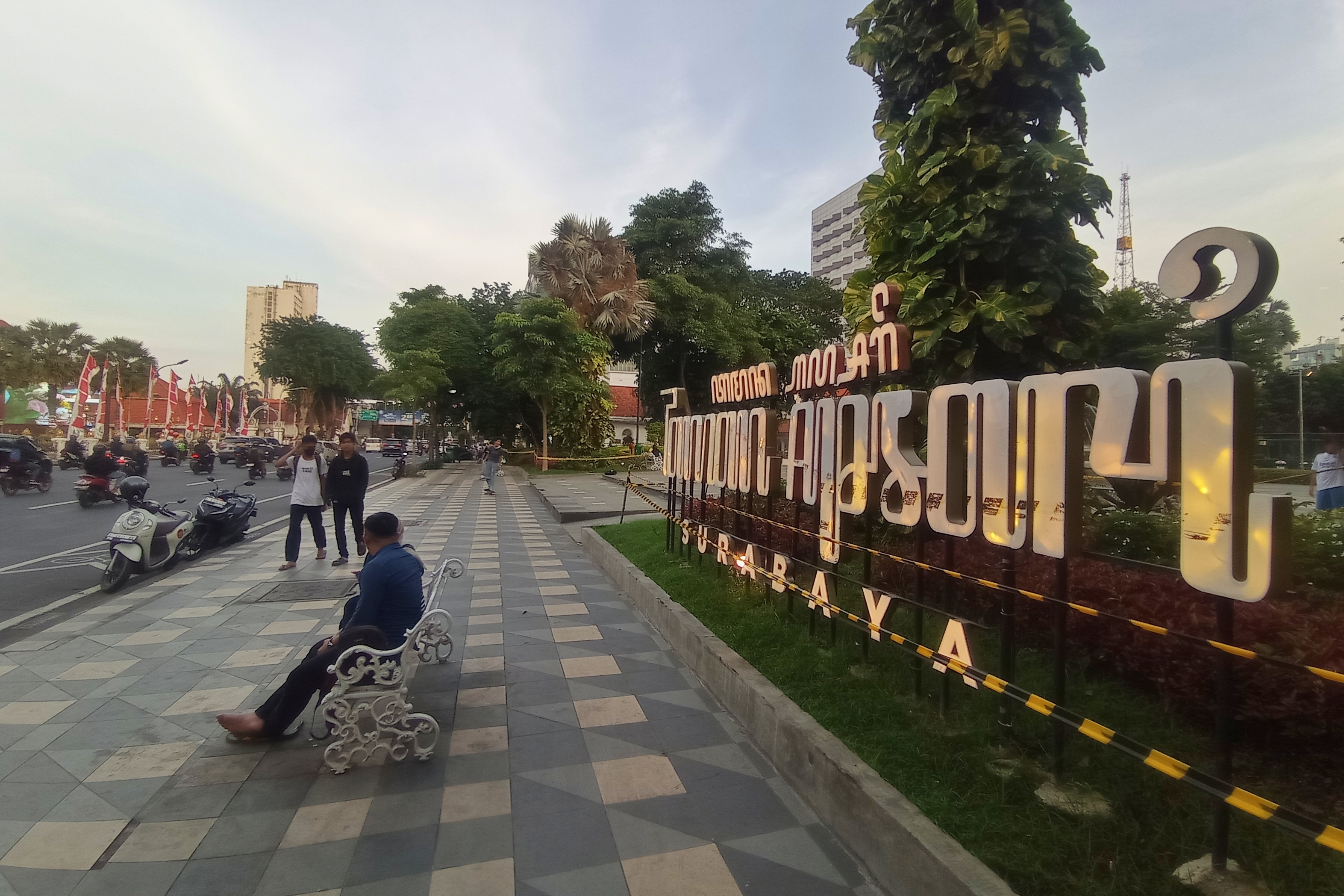 BELUM OPTIMAL: Aksara Jawa di Surabaya baru ditemui di kantor pemerintah dan taman kota.