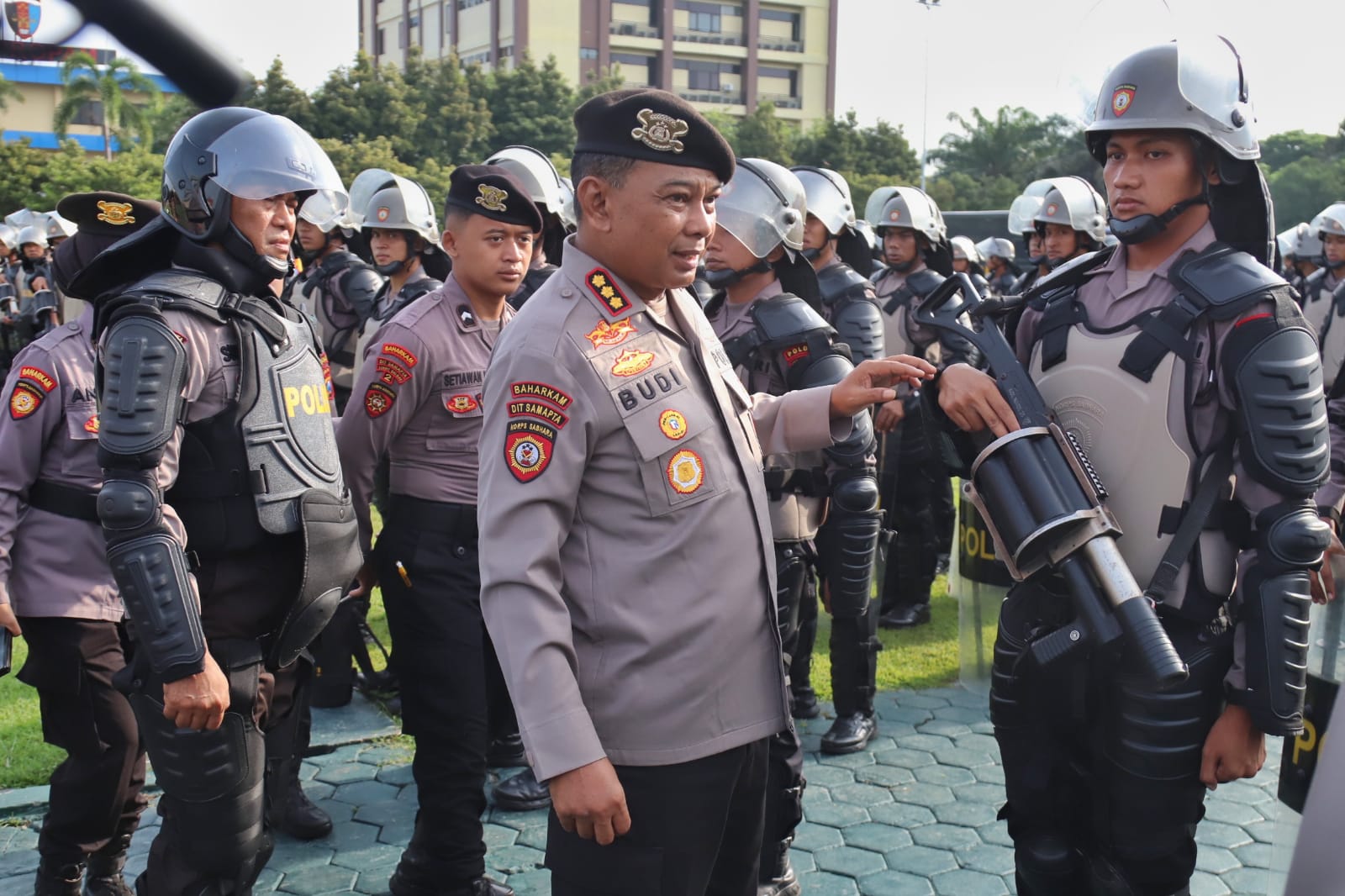 SURYANTO/RADAR SURABAYA  Dirsamapta Polda Jatim Kombes Pol Budi Karyono meninjau kesiapan personel saat apel gelar pasukan pengamanan pelantikan kepala daerah. (SURYANTO/RADAR SURABAYA)