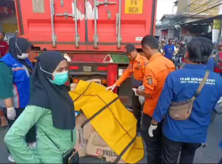 Tim gabungan melakukan evakuasi korban kecelakaan di Jalan Greges Surabaya.