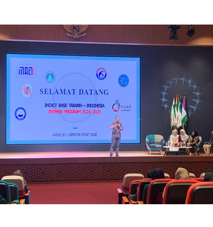 Direktur International Talent Circulation Base (INTACT) Taiwan-Indonesia Andre So membahas prospek kuliah di Taiwan. (NURUL SYFA)