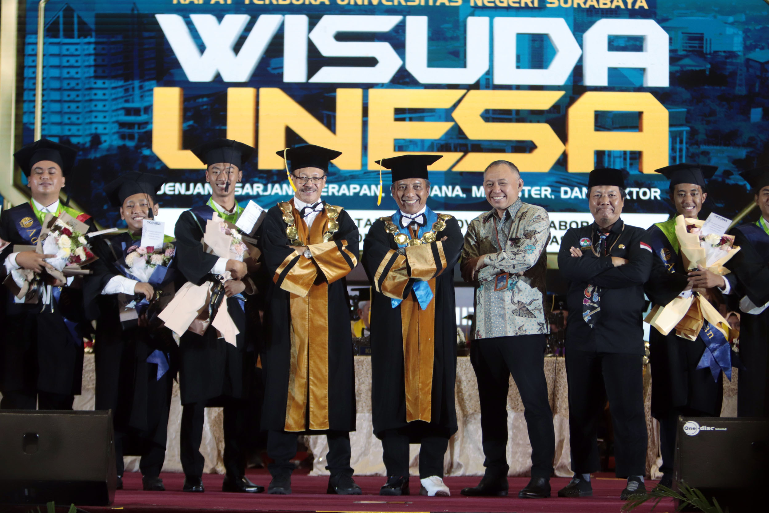 BERI APRESIASI: Rektor Universitas Negeri Surabaya (Unesa), Prof. Nurhasan memberikan apresiasi kepada para wisudawan terbaik, dalam wisuda periode 113 di Graha Unesa, Rabu (19/2).