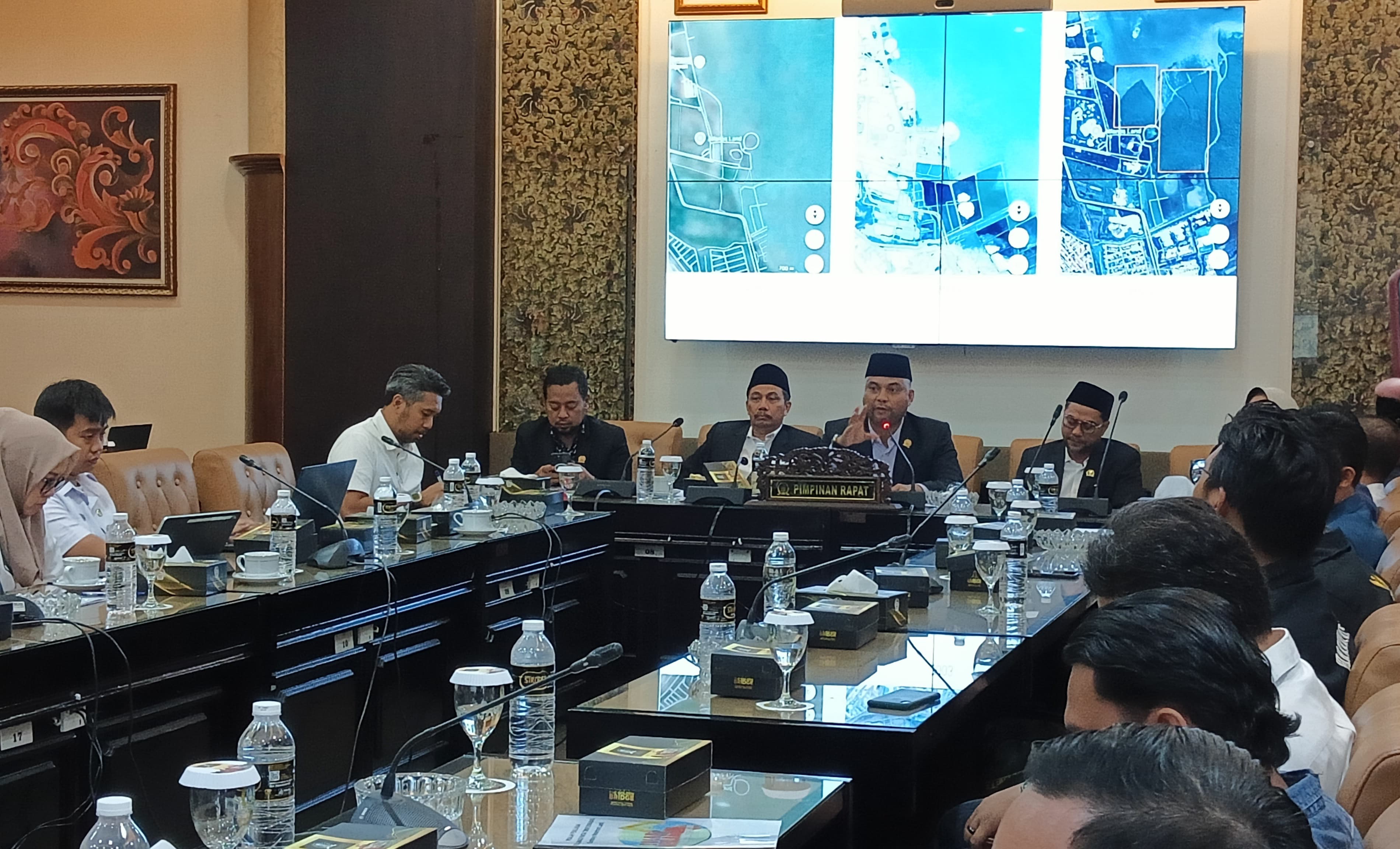 Perwakilan warga pesisir saat berdialog dengan Komisi D DPRD Jatim terkait penolakannya terhadap PSN Surabaya Waterfront Land.