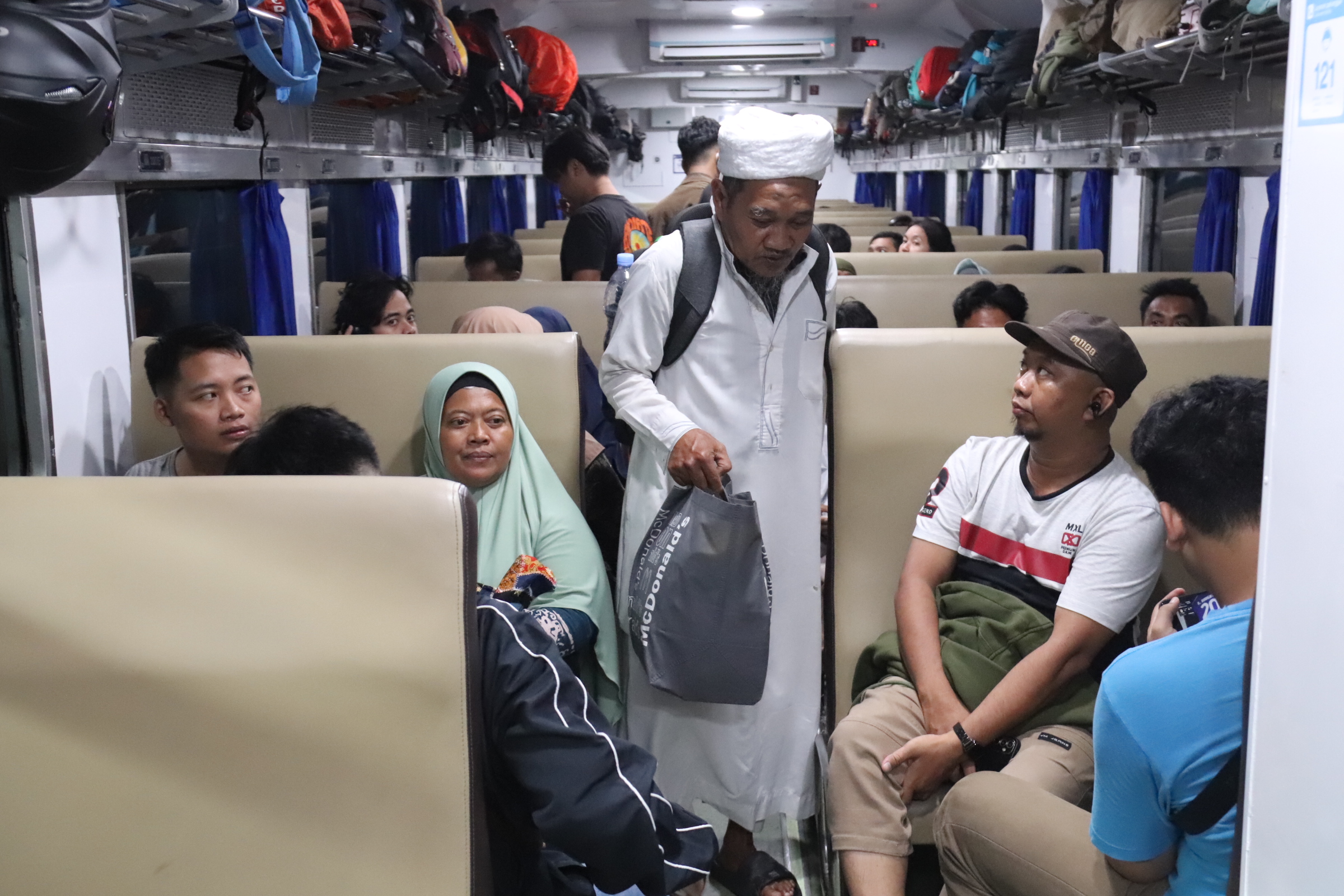 KAI Daop 8 Surabaya memasang CCTV di dalam gerbong kereta api untuk mengantisipasi kejadian kekerasan seksual.