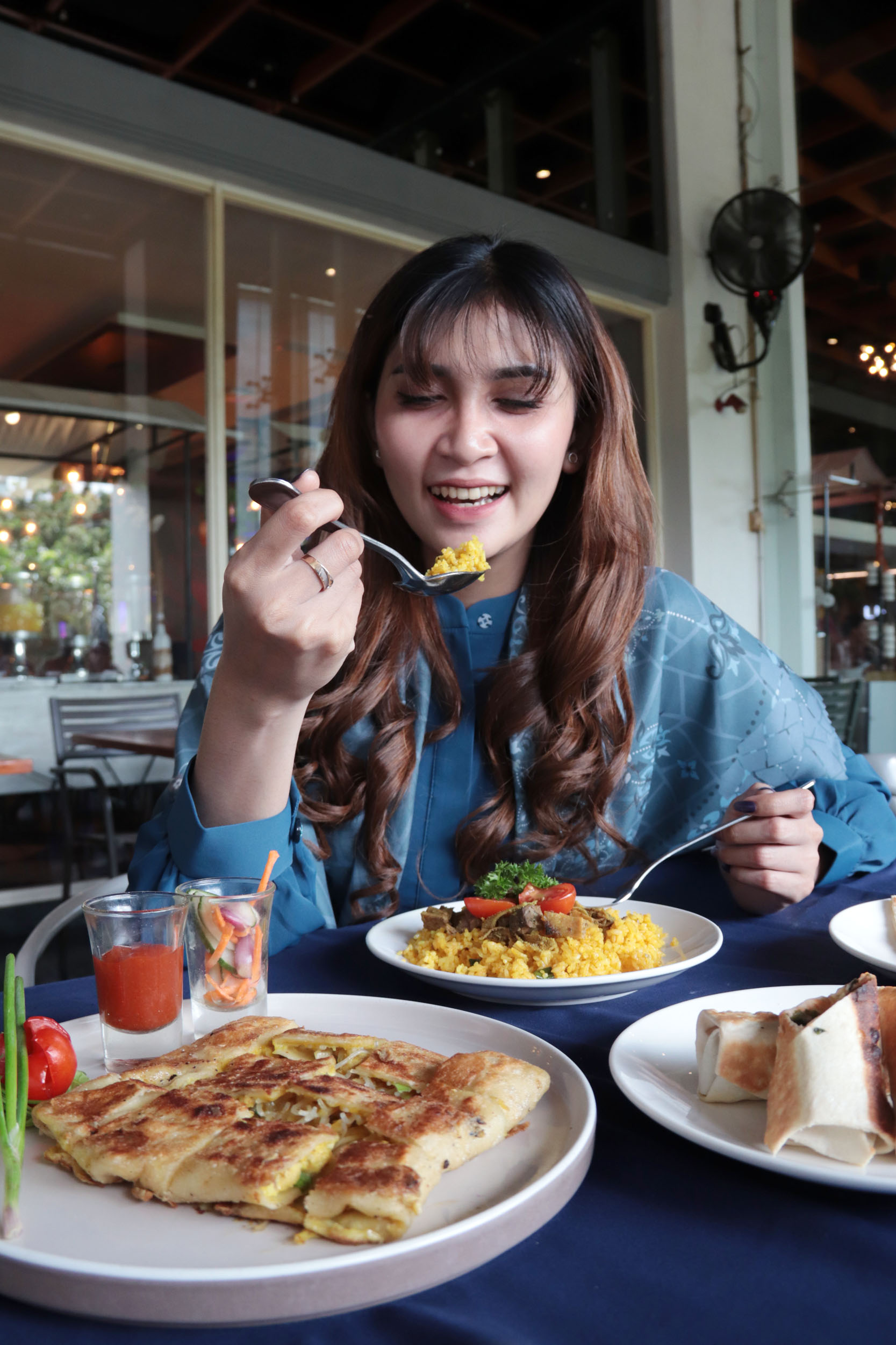ANEKA REMPAH: Nely Latabar menikmati sajian menu khas Persia seperti nasi Loobia Polo, Tamis, Bawiyeh hingga Kebab yang tersedia di Luminor Hotel Surabaya, Rabu (19/2).