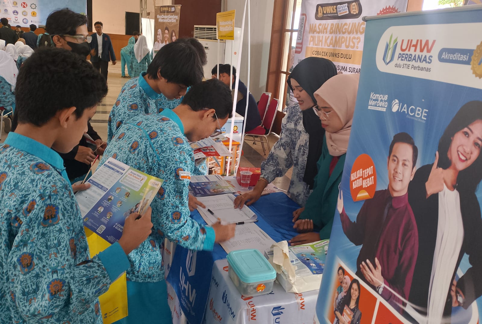 INFORMATIF: SMA Muhammadiyah 10 Surabaya Career Expo 2025 memberikan informasi lengkap tentang fakultas, prospek karier, sistem pendidikan, hingga biaya kuliah di berbagai perguruan tinggi.