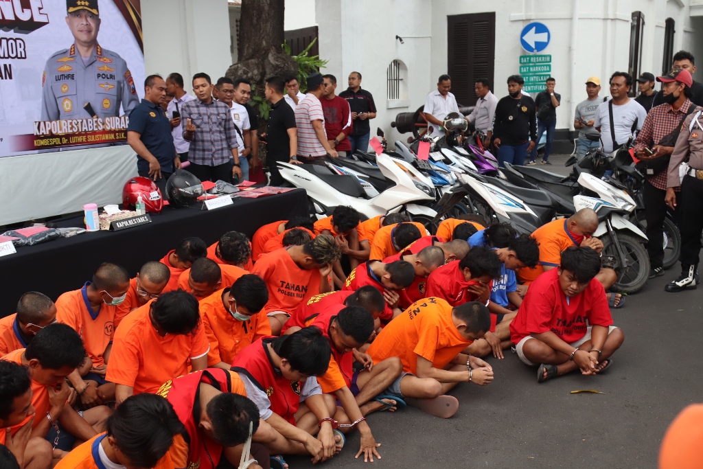 Sejumlah pelaku pencurian kendaraan bermotor diamankan di Polrestabes Surabaya. (SURYANTO/RADAR SURABAYA)